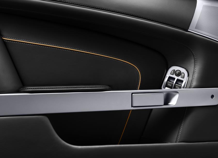Детали интерьера Aston Martin Virage 2011 года  (фото 25 из 55)